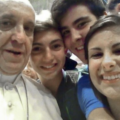 Ferenc pápa fiatalokkal szelfizkedik