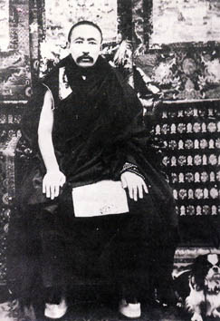 A 9. Pancsen Láma, Tubten Csöki Nyima (1883–1937) is részt vett a Kuomintang Kovrig János által leírt ülésén