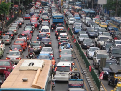 A bangkoki forgalom nagy szerepet játszik a regényben...