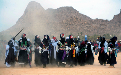 A berber népek körében gyakori viselet az indigóval sötétkékre festett ruha.