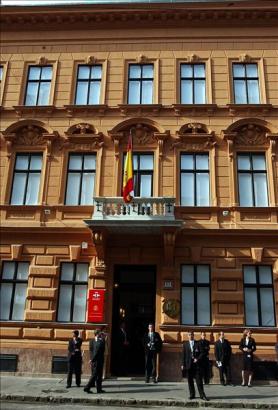 A Cervantes Intézet épülete a Vörösmarty utcában, amit a magyar köztársasági elnök és a spanyol trónörökös jelenlétében avattak fel 2004. szeptember 8-án.