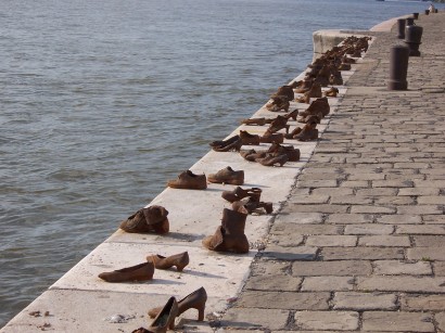 A Duna-parton levettetett cipők. Can Togay és Pauer Gyula Holokauszt-emlékműve a pesti Duna-parton
