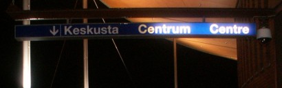 A finn használata Jyväskyläben sem kizárólagos: vasútállomás, a városközpont felé vezető utat mutató tábla. 