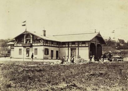 A fogaskerekű svábhegyi végállomása 1900-ban, egy sarokra a Költő utcától