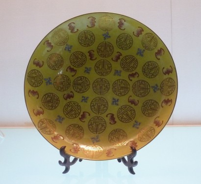 A hosszú élet és boldogság szimbólumai egy Csing-dinasztia korából származó tányéron