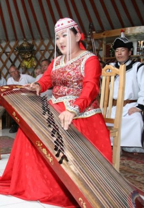 A jatag nevű mongol citerán rendszerint nők játszanak.