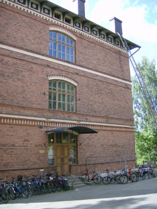 A jyväskyläi Jelnyelvi Központnak otthont adó épület az egyetem kampuszán