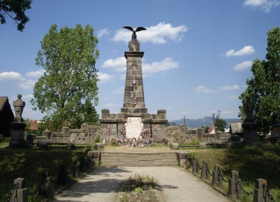 A madéfalvi vérengzés emlékműve Köllő Miklós 1899-ben készült szobrával