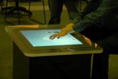 A Microsoft Surface kísérleti demója 2008-ban. A valóságban kisebb lesz