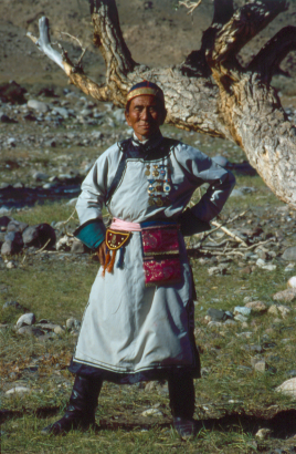 A mongol köntös öv feletti részének belsejét zsebnek is használják