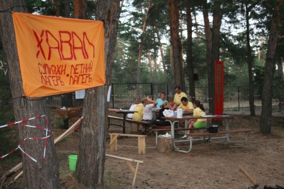 A Haval (’erő, siker’) csuvas szervezet nyári tábora: kétnyelvű felirat
