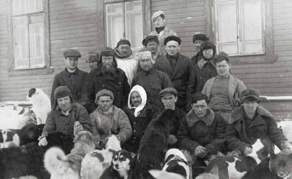 A Novaja Zemlja-i szovjet tagjai 1935-ben. Középütt az elnök, Tiko Vilka (fehér kapucniban).