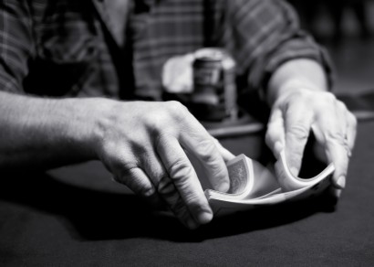 A pókerben a játék része, hogy a résztvevők megpróbálják félrevezetni egymást