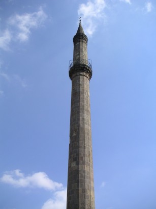 A şerefe jelentheti a minaret erkélyét is. A perzsa sarafa a törökön keresztül bekerült a délszláv nyelvekbe is