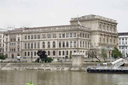 A székház a Duna felől