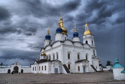 A Szofijszko-Uszpenszkij székesegyház „sárga, kék és aranyvörös színekben” ragyogó kupolái