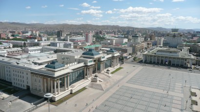 A Ulszín Ih Hural, a mongol országgyűlés épülete Ulánbátorban (bal oldalt)