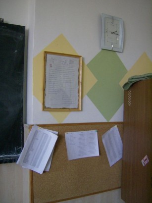 Aktuális információk és a késők szégyenlistája (balra lent) az osztályfőnök által szerkesztett faliújságon