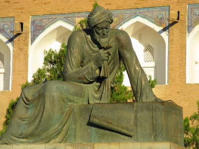 Al-Hvárizmi szobra Üzbegisztánban. 