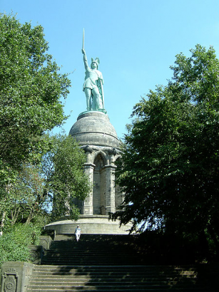 Arminius szobra a teutoburgi erdőnél.