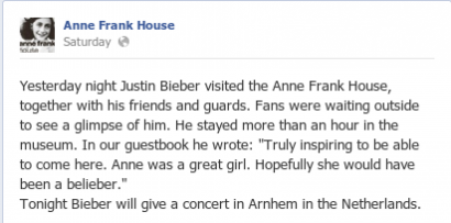 Az Anne Frank House hivatalos Facebook-oldalán tudósít az énekes látogatásáról