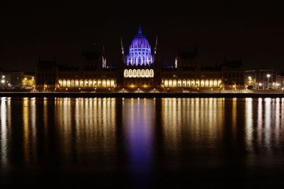Az autizmus világnapja (április 2.) alkalmából kékre világított Parlament