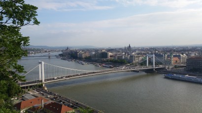 Az Erzsébet híd, mely a szocialista Magyarország építésének későbbi fázisában született újjá
