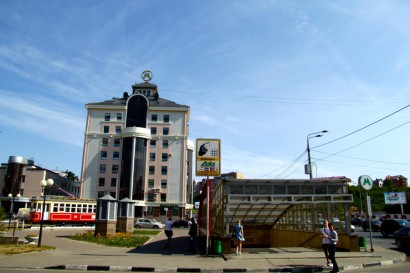 Az Eszperantó utcánál van a kazanyi metró egyik megállója, itt vannak az üzemeltetó irodái is
