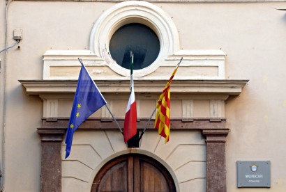 Az EU és Olaszország zászlói mellett az algherói városházán ott lobog a katalán zászló is