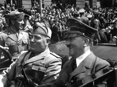 Az igazi férfi, az igazi vezető – Mussolini, a Duce – 1940 nyarán, immár másodhegedűsként a prímás mellett.