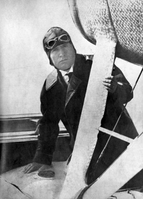 Az igazi férfi, az igazi vezető – Mussolini, a Duce – mindenhez ért. Akár repülőt is vezet.