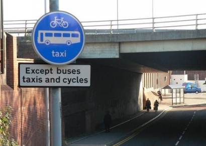 Behajtás kerékpárral, busszal és taxival, kivéve busszal, taxival és kerékpárral.