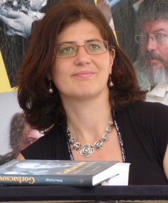 Berg Judit gyermekkönyvíró a Vörösmarty téren a könyhéten, 2011-ben