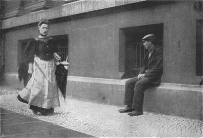 Berlini strici a futtatott prostituáltat várja (1890)