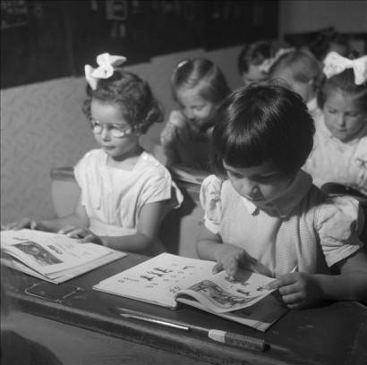Betűvetés - kisiskolások 1956-ból