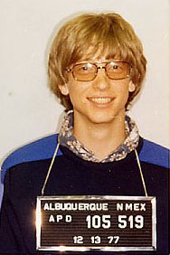 Bill Gates 1977-ben, letartóztatásakor. Ideges mosoly vagy műmosoly?