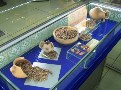 Borostyánnal teli edények a biljari múzeumban