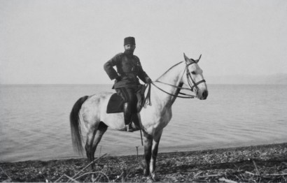 Dzsemál pasa fehér lovon a Holt-tengernél – 1915