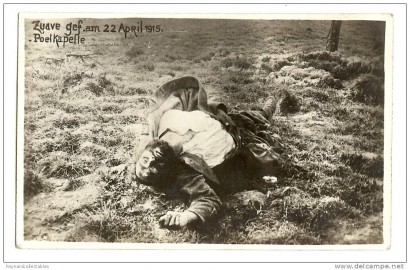 Egy elesett zuáv holtteste 1915-ben