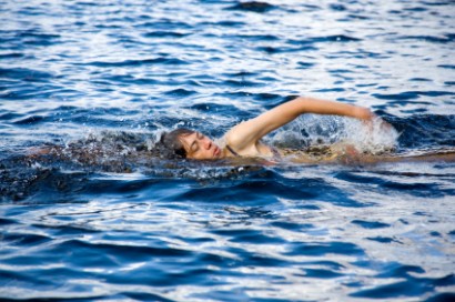 Egy lány úszik a tóban