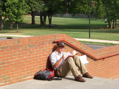 Egyetemi diák, amint jegyzeteit bújja