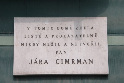 Emléktábla Brünnben: Ebben a házban egészen biztosan és bizonyítottan soha nem élt Jára Cimrman