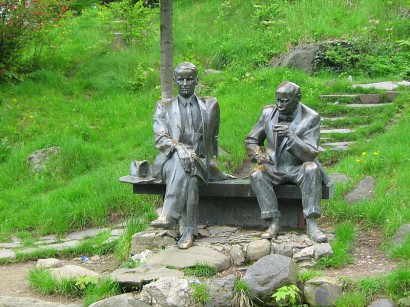 Erdélyi Béla és Boksay József „szovjet-ukrán” festők emlékműve Ungváron