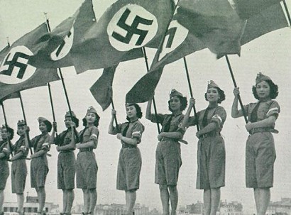 Fiatal japán nők üdvözlik a Hitlerjugend Japánba látogató tagjait