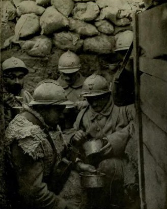 Francia katonák – poiluk – a lövészárokban, 1917-ben