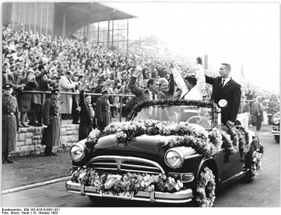 Gagarin és Tyereskova az NDK–Magyarország válogatott mérkőzésen haknizik (Walter-Ulbricht-Stadion, 1963. okt. 19.)