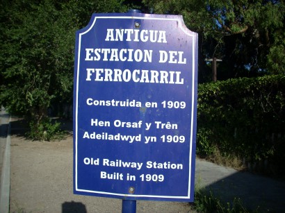 Gaiman egykori vasútállomását jelző spanyol, walesi és angol nyelvű tábla