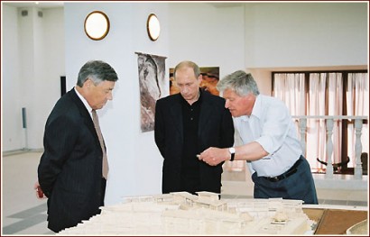 Gennagyij Zdanovics (jobbról) Vlagyimir Putyinnak magyaráz Arkaim makettje előtt