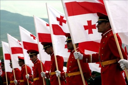 Georgiaiak? Grúzok? Szaakasvili államfő támogatói nemzetiszínű zászlókat lengetve ünnepelnek Tibilisziben 2008 januárjában