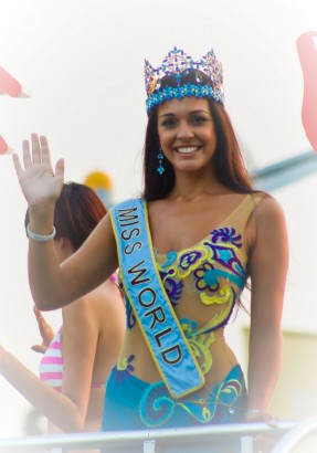 Gibraltárt színes etnikai, nyelvi és kulturális háttér jellemzi – Kaiane Aldorino, Miss Gibraltar és Miss World 2009-ben